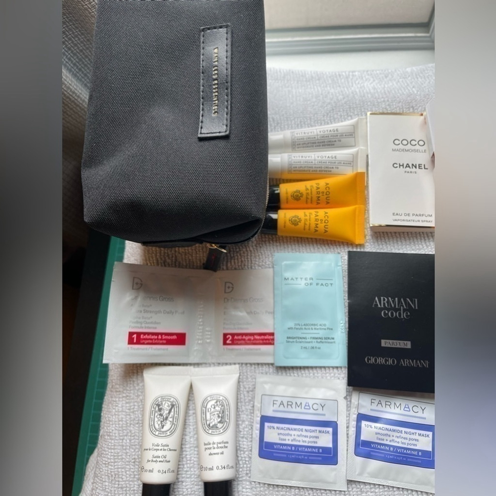 Lot of 28 Samples with Toiletry case - Picture 3 of 6